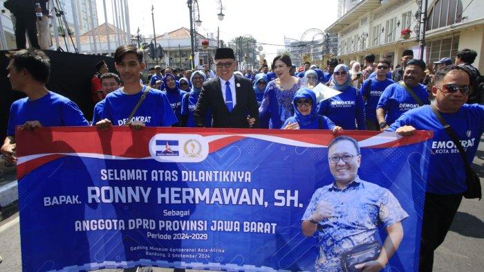 Anggota DPRD Provinsi Jawa Barat Periode 2024-2029 berjalan kaki dari Hotel Savoy Homann ke tempat pelantikan di Gedung Merdeka, Jalan Asia Afrika, Kota Bandung, Jawa Barat, Senin (2/9/2024).