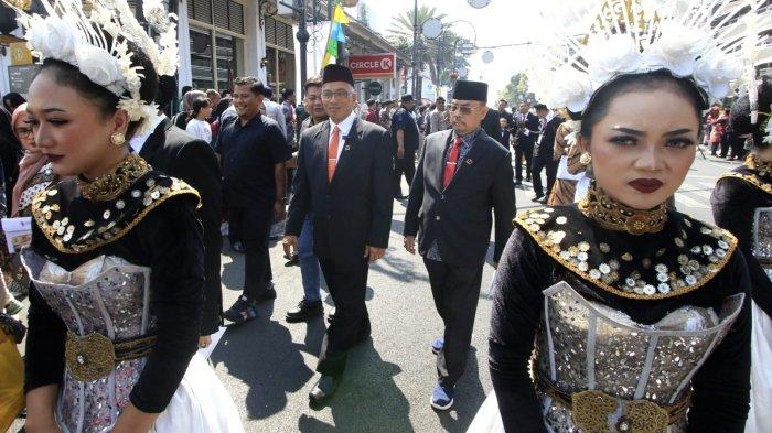 Anggota DPRD Provinsi Jawa Barat Periode 2024-2029 berjalan kaki dari Hotel Savoy Homann ke tempat pelantikan di Gedung Merdeka, Jalan Asia Afrika, Kota Bandung, Jawa Barat, Senin (2/9/2024).