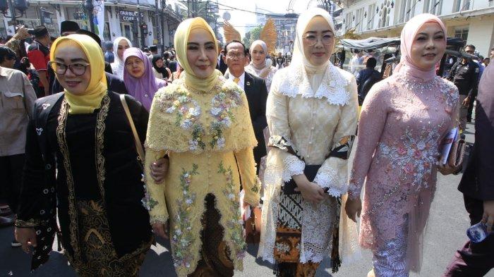 Anggota DPRD Provinsi Jawa Barat Periode 2024-2029 berjalan kaki dari Hotel Savoy Homann ke tempat pelantikan di Gedung Merdeka, Jalan Asia Afrika, Kota Bandung, Jawa Barat, Senin (2/9/2024).