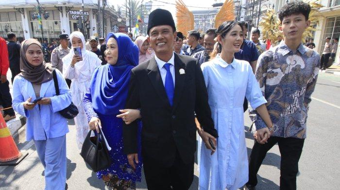 Anggota DPRD Provinsi Jawa Barat Periode 2024-2029 berjalan kaki dari Hotel Savoy Homann ke tempat pelantikan di Gedung Merdeka, Jalan Asia Afrika, Kota Bandung, Jawa Barat, Senin (2/9/2024).