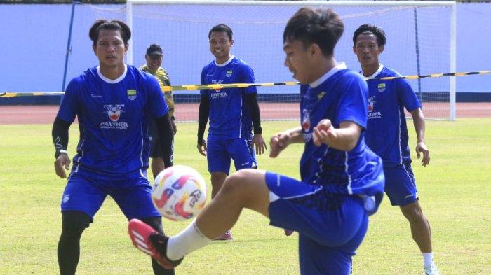 Pemain Persib Bandung menjalani sesi latihan pagi di Stadion Arcamanik, Jalan Pacuan Kuda, Kota Bandung, Jawa Barat, Kamis (5/9/2024).