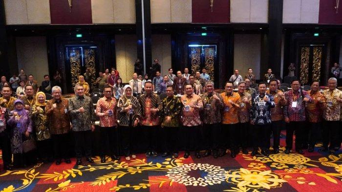 Penjabat Gubernur Jawa Barat Bey Triadi Machmudin, Direktur Utama Bank BJB Yuddy Renaldi, Komisaris Utama Independen Bank BJB Taswin Zakaria, jajaran komisaris, direksi, dan pemegang saham berfoto bersama seusai Rapat Umum Pemegang Saham Luar Biasa (RUPS LB) Tahun 2024, di The Trans Luxury Hotel, Kota Bandung, Jawa Barat, Kamis (5/9/2024).