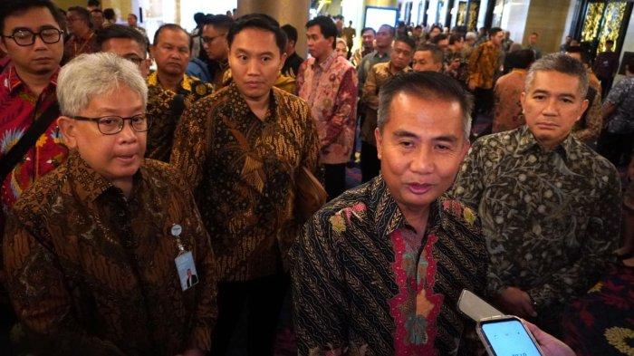 Penjabat Gubernur Jawa Barat, Bey Triadi Machmudin (tengah) didampingi Direktur Utama Bank BJB, Yuddy Renaldi (kiri) dan Komisaris Utama Independen Bank BJB, Taswin Zakaria, memberikan keterangan kepada media seusai Rapat Umum Pemegang Saham Luar Biasa (RUPS LB) Tahun 2024, di The Trans Luxury Hotel, Kota Bandung, Jawa Barat, Kamis (5/9/2024).