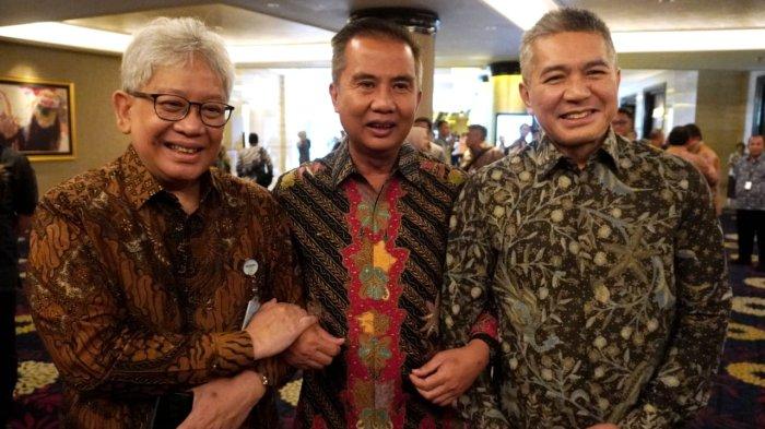 Penjabat Gubernur Jawa Barat, Bey Triadi Machmudin (tengah) menggandeng Direktur Utama Bank BJB, Yuddy Renaldi (kiri) dan Komisaris Utama Independen Bank BJB, Taswin Zakaria seusai Rapat Umum Pemegang Saham Luar Biasa (RUPS LB) Tahun 2024, di The Trans Luxury Hotel, Kota Bandung, Jawa Barat, Kamis (5/9/2024).