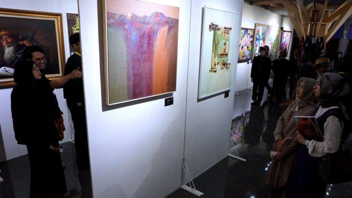 Pengunjung melihat salah satu lukisan pada Pameran Lukisan 
