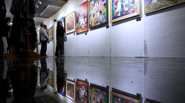 Pengunjung melihat salah satu lukisan pada Pameran Lukisan 