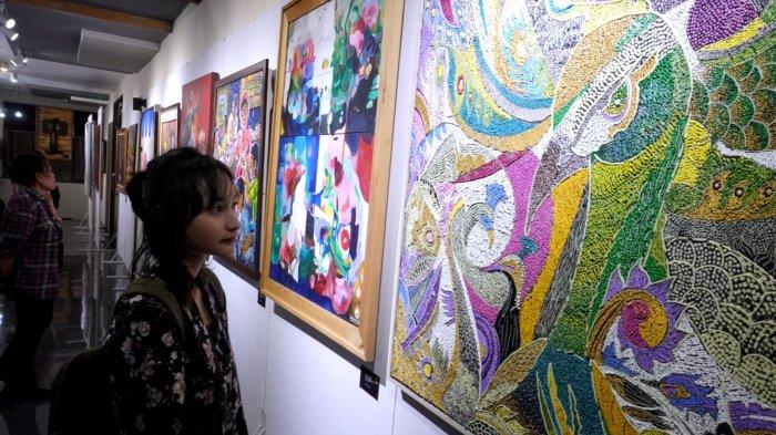 Pengunjung melihat salah satu lukisan pada Pameran Lukisan 