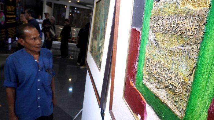 Pengunjung melihat salah satu lukisan pada Pameran Lukisan 