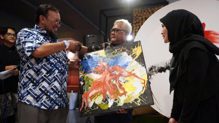 Pelukis yang juga aktor teater, Taufan S. Chandranegara (tengah) menerima cinderamata berupa lukisan dari kurator pameran Aendra Medita (kiri) dan ketua panitia Moya K. Kamaruddin seusai membuka Pameran Lukisan 