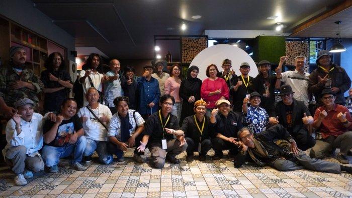 Sejumlah pelukis yang memamerkan karyanya diperkenalkan dan berfoto bersama pada pembukaan Pameran Lukisan 