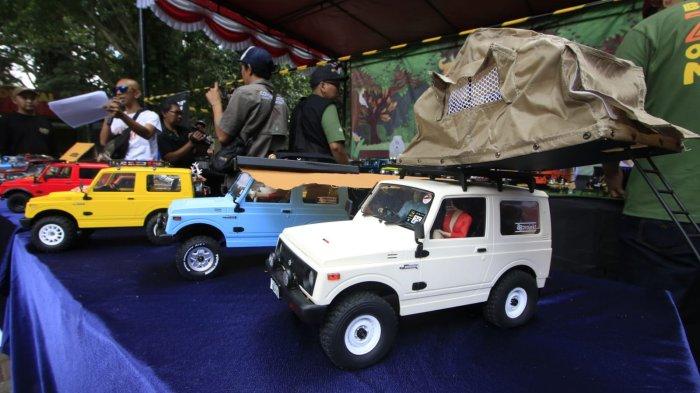 Dewan juri sedang melakukan penilaian kontes modifikasi Mini RC pada gelaran Bandung Zoo Overland Mini RC 2024 di Bandung Zoo, Jalan Tamansari, Kota Bandung, Minggu (8/9/2024).