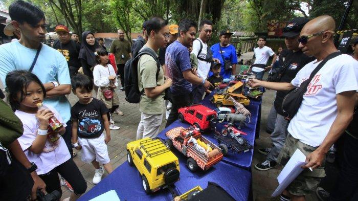 Dewan juri sedang melakukan penilaian kontes modifikasi Mini RC pada gelaran Bandung Zoo Overland Mini RC 2024 di Bandung Zoo, Jalan Tamansari, Kota Bandung, Minggu (8/9/2024).