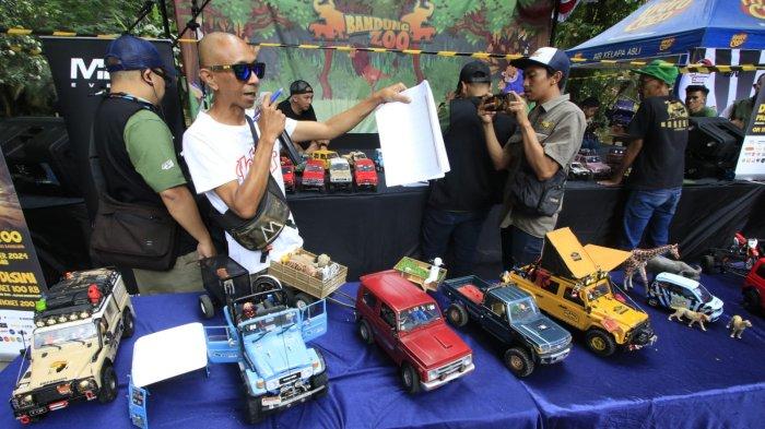 Dewan juri sedang melakukan penilaian kontes modifikasi Mini RC pada gelaran Bandung Zoo Overland Mini RC 2024 di Bandung Zoo, Jalan Tamansari, Kota Bandung, Minggu (8/9/2024).