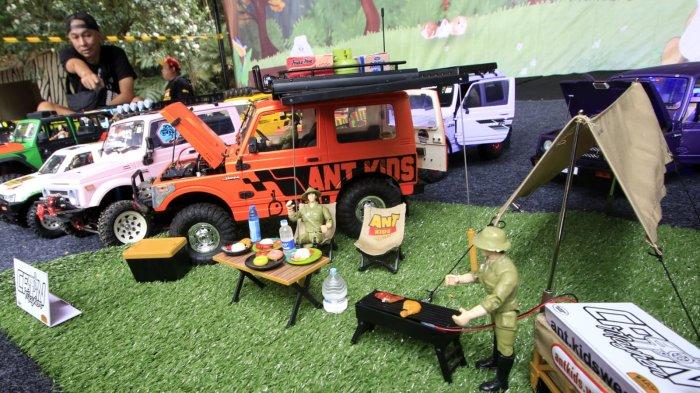 Dewan juri sedang melakukan penilaian kontes modifikasi Mini RC pada gelaran Bandung Zoo Overland Mini RC 2024 di Bandung Zoo, Jalan Tamansari, Kota Bandung, Minggu (8/9/2024).