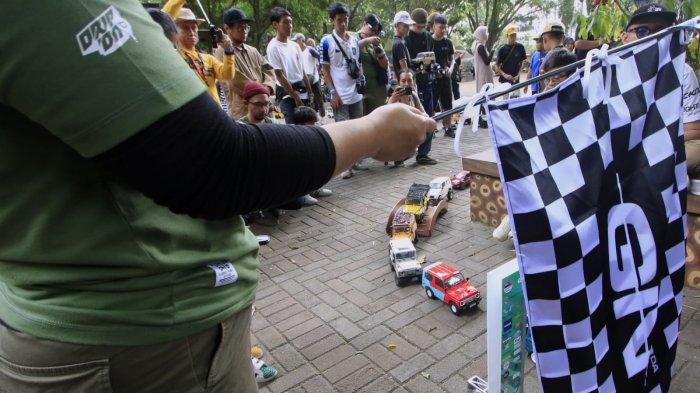 Para peserta mini RC melakukan perjalanan petualangan mengelilingi area Bandung Zoo pada gelaran Bandung Zoo Overland Mini RC 2024 di Bandung Zoo, Jalan Tamansari, Kota Bandung, Minggu (8/9/2024).