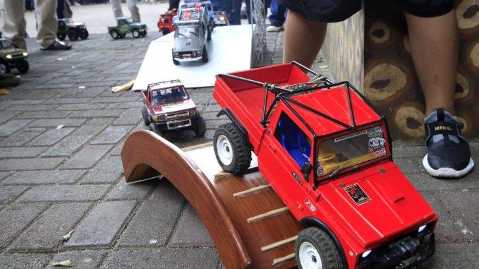 Para peserta mini RC melakukan perjalanan petualangan mengelilingi area Bandung Zoo pada gelaran Bandung Zoo Overland Mini RC 2024 di Bandung Zoo, Jalan Tamansari, Kota Bandung, Minggu (8/9/2024).