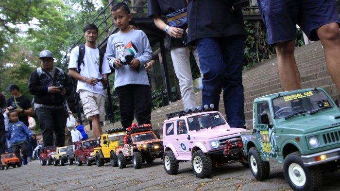 Para peserta mini RC melakukan perjalanan petualangan mengelilingi area Bandung Zoo pada gelaran Bandung Zoo Overland Mini RC 2024 di Bandung Zoo, Jalan Tamansari, Kota Bandung, Minggu (8/9/2024).