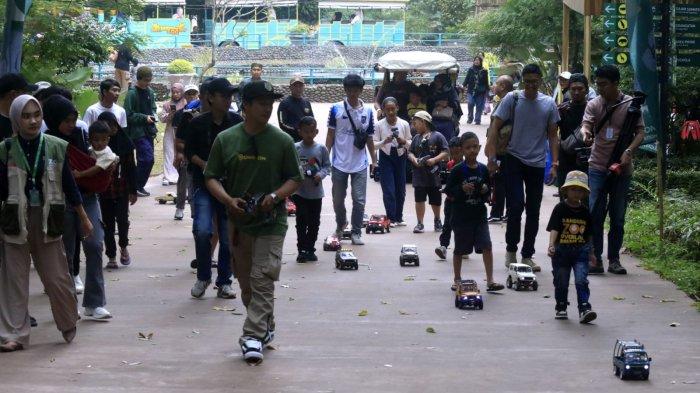 Para peserta mini RC melakukan perjalanan petualangan mengelilingi area Bandung Zoo pada gelaran Bandung Zoo Overland Mini RC 2024 di Bandung Zoo, Jalan Tamansari, Kota Bandung, Minggu (8/9/2024).
