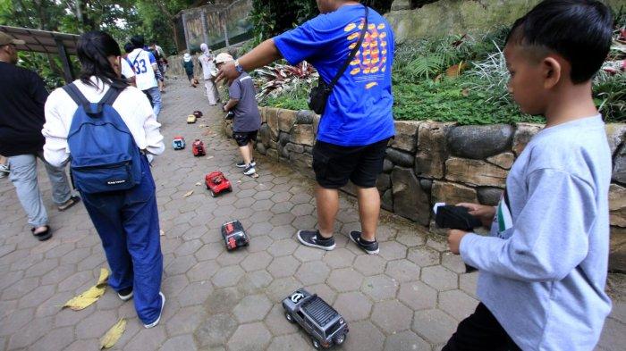 Para peserta mini RC melakukan perjalanan petualangan mengelilingi area Bandung Zoo pada gelaran Bandung Zoo Overland Mini RC 2024 di Bandung Zoo, Jalan Tamansari, Kota Bandung, Minggu (8/9/2024).