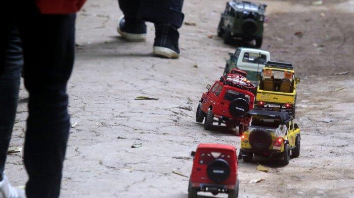 Para peserta mini RC melakukan perjalanan petualangan mengelilingi area Bandung Zoo pada gelaran Bandung Zoo Overland Mini RC 2024 di Bandung Zoo, Jalan Tamansari, Kota Bandung, Minggu (8/9/2024).