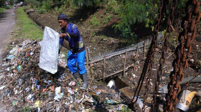 Petugas Polder Cipalasari 1, Nana Suntana (40) mengumpulkan sampah yang nyangkut dan menyumbat di pompa pengendali banjir Polder Cipalasari 1, Kampung Citeureup, Desa/Kecamatan Dayeuhkolot, Kabupaten Bandung, Jawa Barat, Kamis (12/9/2024).