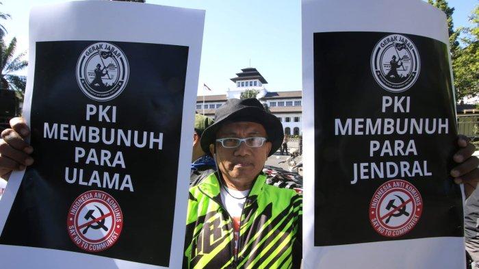 Gerakan Rakyat Anti Komunis Jawa Barat (Gerak Jabar) melakukan aksi unjuk rasa menolak atas dicabutnya Tap MPRS No.33 tahun 1967 di depan Gedung Sate, Jalan Diponegoro, Kota Bandung, Jawa Barat, Selasa (17/9/2024).