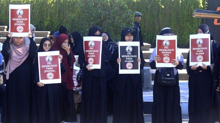 Gerakan Rakyat Anti Komunis Jawa Barat (Gerak Jabar) melakukan aksi unjuk rasa menolak atas dicabutnya Tap MPRS No.33 tahun 1967 di depan Gedung Sate, Jalan Diponegoro, Kota Bandung, Jawa Barat, Selasa (17/9/2024).