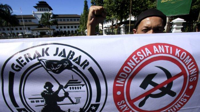 Gerakan Rakyat Anti Komunis Jawa Barat (Gerak Jabar) melakukan aksi unjuk rasa menolak atas dicabutnya Tap MPRS No.33 tahun 1967 di depan Gedung Sate, Jalan Diponegoro, Kota Bandung, Jawa Barat, Selasa (17/9/2024).