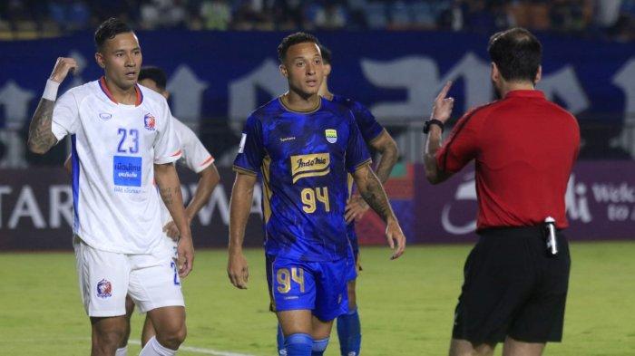Wasit Ammar Ashkanani memperingatkan Pemain Persib Bandung, Mailson Lopes dan pemain Ford FC, Kevin Deeromram yang berselisih pada laga AFC Champions League Two (ACL 2) 2024, di Stadion Si Jalak Harupat, Kabupaten Bandung, Kamis (19/9/2024).