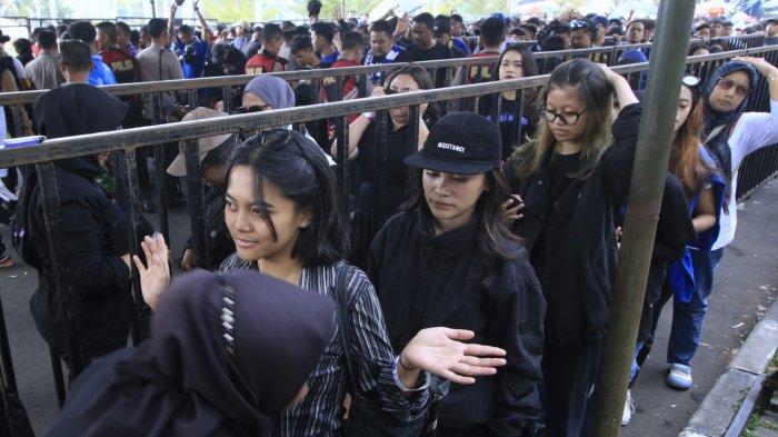 Bobotoh diperiksa petugas di pintu masuk stadion saat akan menyaksikan pertandingan Persib Bandung menghadapi Persija dalam lanjutan Liga 1 2024-2025 di Stadion Si Jalak Harupat, Senin (23/9/2024).
