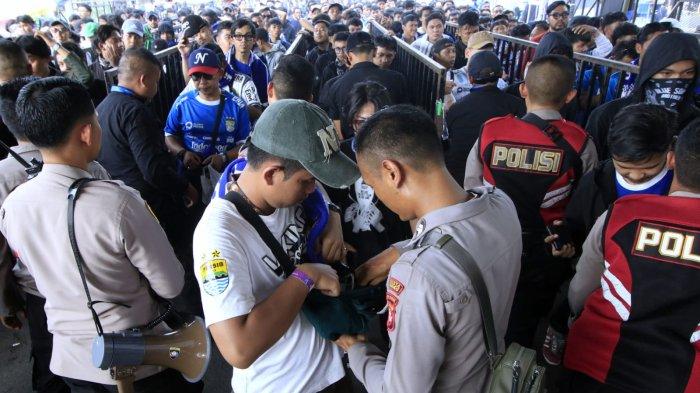 Bobotoh diperiksa petugas di pintu masuk stadion saat akan menyaksikan pertandingan Persib Bandung menghadapi Persija dalam lanjutan Liga 1 2024-2025 di Stadion Si Jalak Harupat, Senin (23/9/2024).