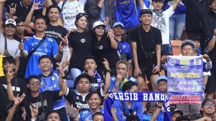 Bobotoh menyaksikan pertandingan Persib Bandung menghadapi Persija dalam lanjutan Liga 1 2024-2025 di Stadion Si Jalak Harupat, Senin (23/9/2024).