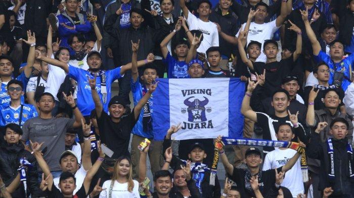 Bobotoh menyaksikan pertandingan Persib Bandung menghadapi Persija dalam lanjutan Liga 1 2024-2025 di Stadion Si Jalak Harupat, Senin (23/9/2024).