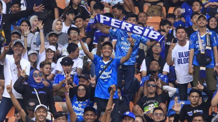 Bobotoh menyaksikan pertandingan Persib Bandung menghadapi Persija dalam lanjutan Liga 1 2024-2025 di Stadion Si Jalak Harupat, Senin (23/9/2024).
