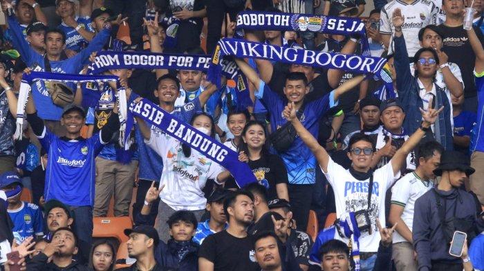 Bobotoh menyaksikan pertandingan Persib Bandung menghadapi Persija dalam lanjutan Liga 1 2024-2025 di Stadion Si Jalak Harupat, Senin (23/9/2024).