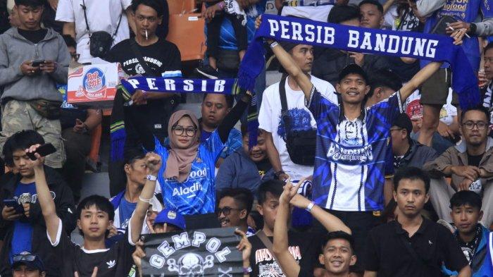 Bobotoh menyaksikan pertandingan Persib Bandung menghadapi Persija dalam lanjutan Liga 1 2024-2025 di Stadion Si Jalak Harupat, Senin (23/9/2024).