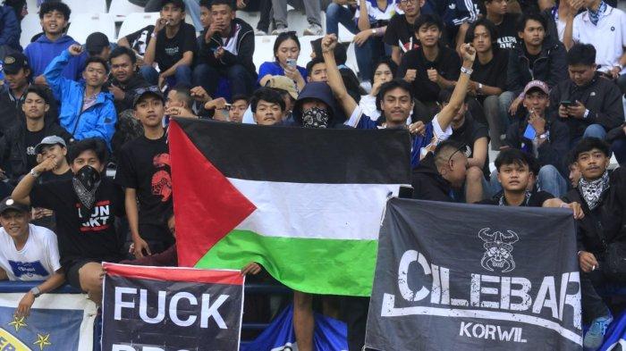 Bobotoh membentangkan bendera Palestina saat pertandingan Persib Bandung menghadapi Persija dalam lanjutan Liga 1 2024-2025 di Stadion Si Jalak Harupat, Senin (23/9/2024).