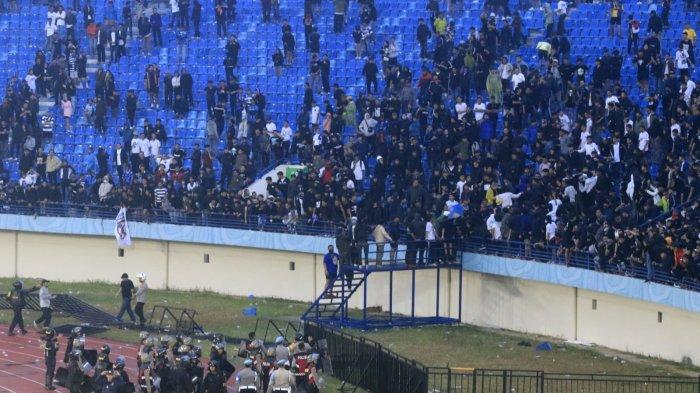 Petugas berhasil mengamankan situasi kerusuhan dengan mengembalikan bobotoh ke tribun setelah berakhirnya pertandingan Persib Bandung menghadapi Persija dalam lanjutan Liga 1 2024-2025 di Stadion Si Jalak Harupat, Senin (23/9/2024).