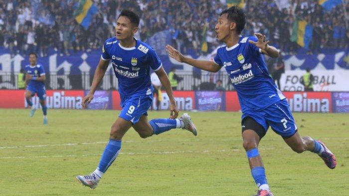 Penyerang Persib Bandung, Muhammad Dimas Drajad melakukan selebrasi seusai mencetak gol ke gawang Persija Jakarta dalam lanjutan Liga 1 2024-2025 di Stadion Si Jalak Harupat, Kabupaten Bandung, Senin (23/9/2024).