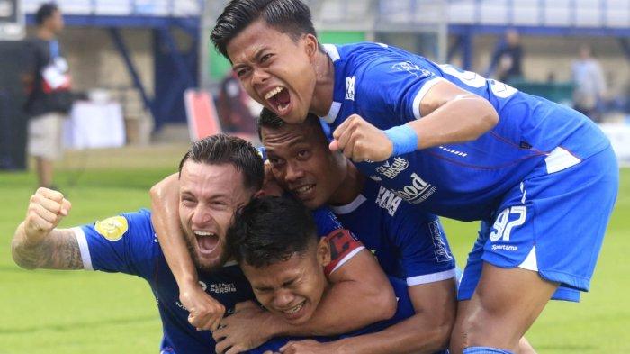 Penyerang Persib Bandung, Muhammad Dimas Drajad dipeluk rekan-rekannya seusai mencetak gol ke gawang Persija Jakarta dalam lanjutan Liga 1 2024-2025 di Stadion Si Jalak Harupat, Kabupaten Bandung, Senin (23/9/2024).