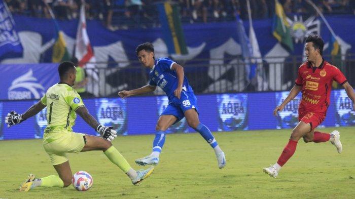 Penyerang sayap Persib Bandung, Ryan Kurnia berhasil menceploskan bola ke gawang Persija Jakarta setelah gagal diantisipasi kiper Carlos Eduardo Mota dalam lanjutan Liga 1 2024-2025 di Stadion Si Jalak Harupat, Kabupaten Bandung, Senin (23/9/2024).