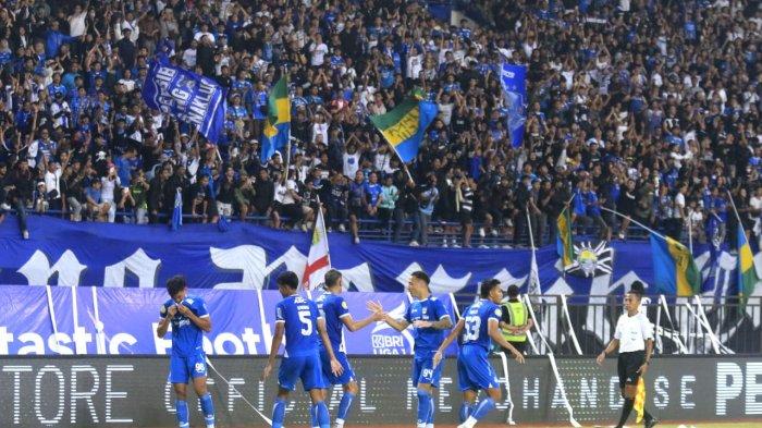 Penyerang sayap Persib Bandung, Ryan Kurnia menangis seusai mencetak gol ke gawang Persija Jakarta dalam lanjutan Liga 1 2024-2025 di Stadion Si Jalak Harupat, Kabupaten Bandung, Senin (23/9/2024).