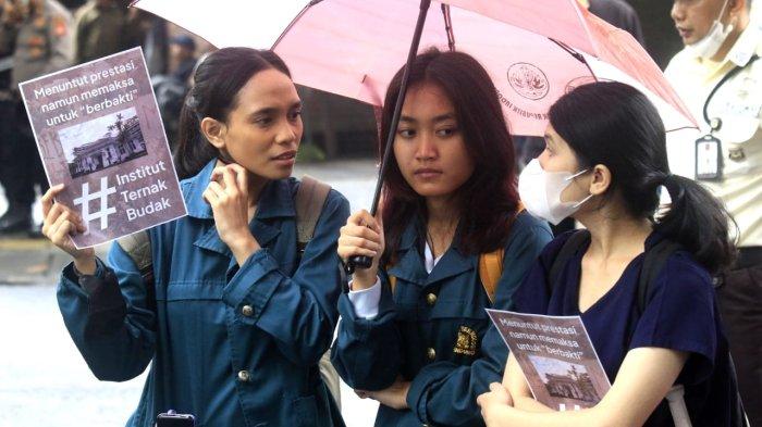 Mahasiswa dari Kabinet Keluarga Mahasiswa (KM) ITB melakukan aksi unjuk rasa terkait kebijakan kerja paruh waktu bagi mahasiswa ITB penerima beasiswa UKT di depan gerbang Gedung Annex Rektorat ITB, Jalan Sulanjana, Kota Bandung, Kamis (26/9/2024).