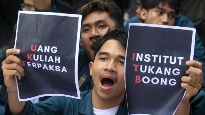 Kabinet Keluarga Mahasiswa (KM) ITB melakukan aksi unjuk rasa terkait kebijakan kerja paruh waktu bagi mahasiswa ITB penerima beasiswa UKT di depan gerbang Gedung Annex Rektorat ITB, Jalan Sulanjana, Kota Bandung, Kamis (26/9/2024).
