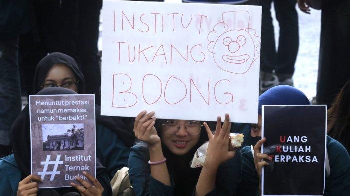 Kabinet Keluarga Mahasiswa (KM) ITB melakukan aksi unjuk rasa terkait kebijakan kerja paruh waktu bagi mahasiswa ITB penerima beasiswa UKT di depan gerbang Gedung Annex Rektorat ITB, Jalan Sulanjana, Kota Bandung, Kamis (26/9/2024).