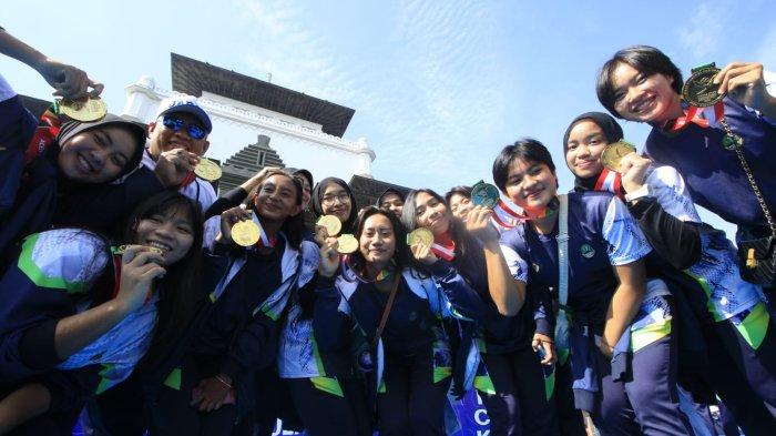 Atlet polo air Jawa Barat memperlihatkan medali yang telah mereka raih pada acara penyambutan kontingen Jabar yang sudah berlaga di Pekan Olahraga Nasional (PON) XXI 2024 Aceh - Sumatera Utara, di halaman Gedung Sate, Kota Bandung, Jawa Barat, Kamis (26/9/2024).