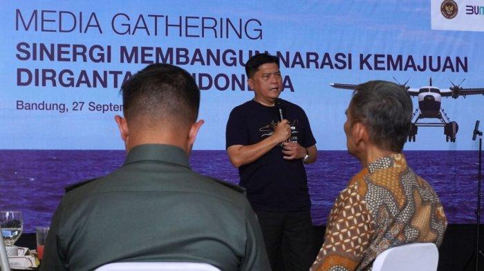 Direktur Utama PT Dirgantara Indonesia (PTDI), Gita Amperiawan menyampaikan pemaparan pada acara Media Gathering PTDI dan Kementerian Pertahanan RI di hanggar PTDI, Kota Bandung, Jawa Barat, Jumat (27/9/2024).