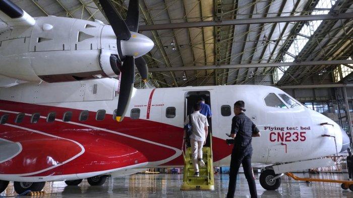 Kepala Divisi Perakitan dan Integrasi Pesawat Terbang, Bagas Afianto (kedua dari kiri) mendampingi sejumlah awak media meninjau pesawat CN235 Flying Test Bed di sela-sela acara Media Gathering PTDI dan Kementerian Pertahanan RI di hanggar PTDI, Kota Bandung, Jawa Barat, Jumat (27/9/2024).