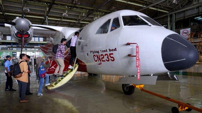 Sejumlah awak media berkesempatan meninjau pesawat karya PT Dirgantara Indonesia (PTDI) CN235 Flying Test Bed di sela-sela acara Media Gathering PTDI dan Kementerian Pertahanan RI di hanggar PTDI, Kota Bandung, Jawa Barat, Jumat (27/9/2024).