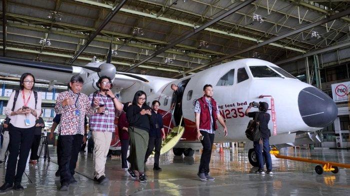 Kepala Divisi Perakitan dan Integrasi Pesawat Terbang, Bagas Afianto (kedua dari kiri) mendampingi sejumlah awak media meninjau pesawat CN235 Flying Test Bed di sela-sela acara Media Gathering PTDI dan Kementerian Pertahanan RI di hanggar PTDI, Kota Bandung, Jawa Barat, Jumat (27/9/2024).